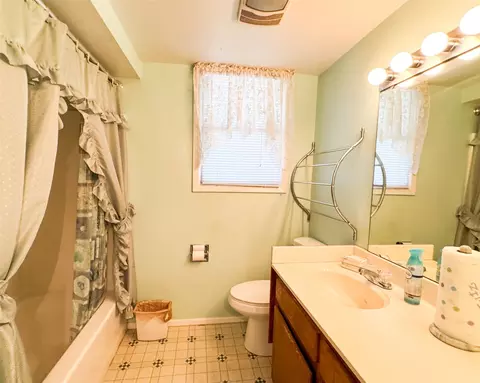Bath - 809 W 3rd St, Cisco, TX 76437 photo 3 of 4