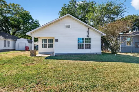 210 S Vine St, Savoy, TX 75479