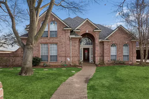 1625 Oak Creek Dr, Hurst, TX 76054