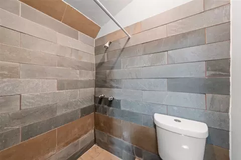 Bath - 2805 Parrott Ave, Waco, TX 76707 photo 1 of 3