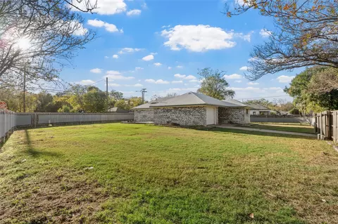 Exterior - 1101 E Walnut St, Waco, TX 76704 photo 2 of 2