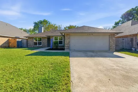 1212 Eagle Lake Dr, Azle, TX 76020