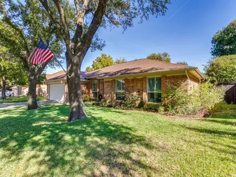 3816 Rolling Meadows Dr, Bedford, TX 76021