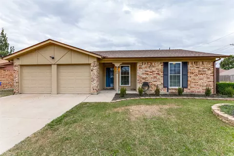 5900 Oak Hill Rd, Watauga, TX 76148