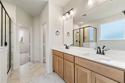 Bath - 3107 White Oak Rd, Terrell, TX 75161 photo 1 of 3
