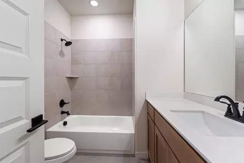 Bath - 3107 White Oak Rd, Terrell, TX 75161 photo 3 of 3