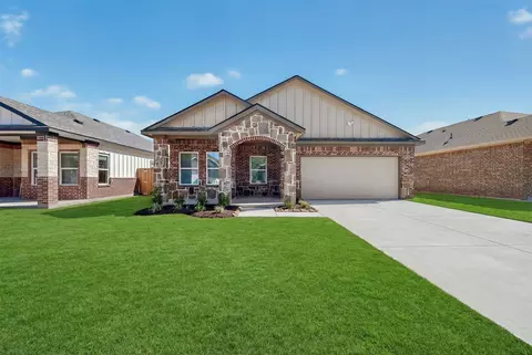 1221 S Rockwall Ave, Terrell, TX 75160