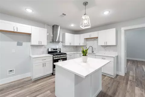 7469 Meadowcrest Dr, Fort Worth, TX 76112