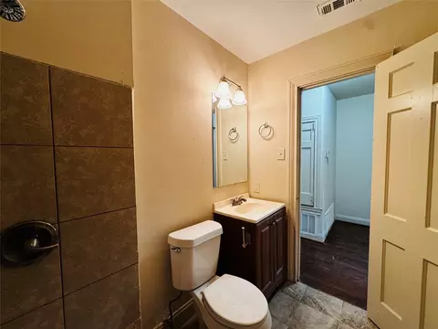 Bath - 2704 N 32nd St, Waco, TX 76708 photo 2 of 4