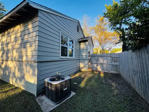 Exterior - 2704 N 32nd St, Waco, TX 76708 photo 2 of 8