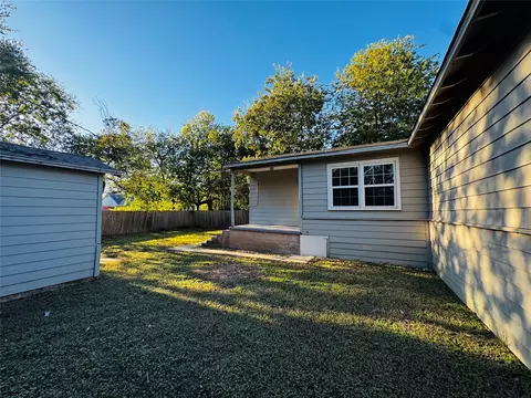 Exterior - 2704 N 32nd St, Waco, TX 76708 photo 3 of 8