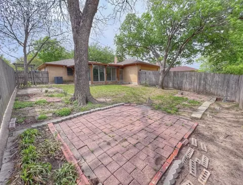 2235 Babalos Ln, Dallas, TX 75228