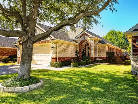 9028 Racquet Club Dr, Fort Worth, TX 76120