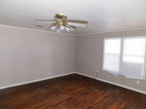 Living - 505 South St, Springhill, LA 71075 photo 1 of 2