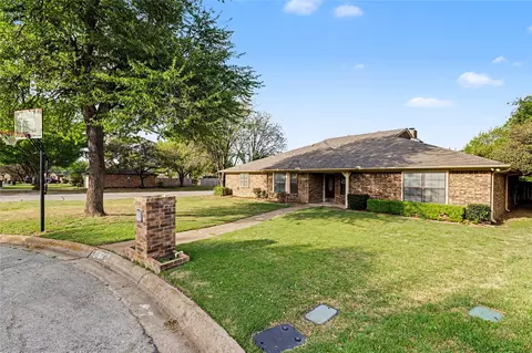 7401 Windcrest Ct N, North Richland Hills, TX 76182