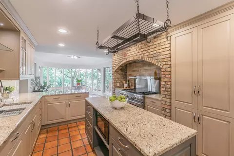 1306 Riverview Dr, Arlington, TX 76012