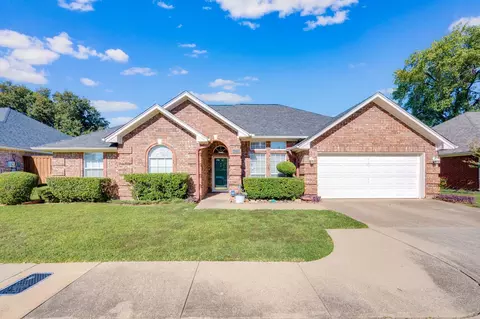 1401 Danielle Dr, Bedford, TX 76021