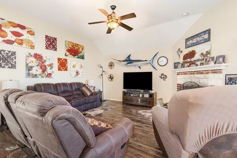Living - 504 Timberside, Terrell, TX 75161 photo 1 of 4