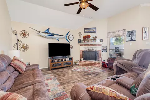 Living - 504 Timberside, Terrell, TX 75161 photo 2 of 4