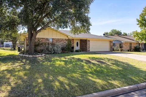106 Sharp Dr, Stephenville, TX 76401