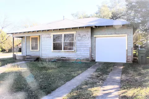 1001 W Woodlawn St, San Saba, TX 76877