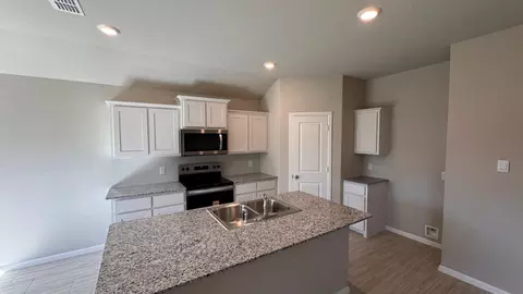 545 Marsh St, Cleburne, TX 76033 photo 2