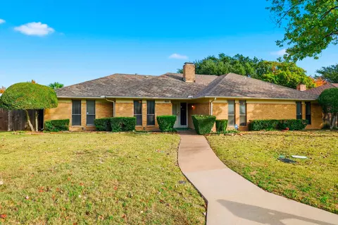 925 Prairie Creek Dr, Desoto, TX 75115