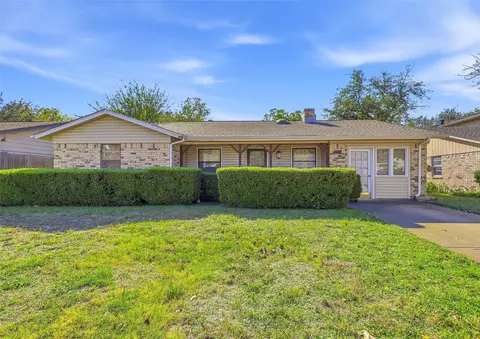 2320 Meadow Crst, Irving, TX 75060