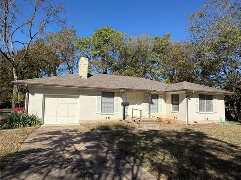 417 E 8th St, Bonham, TX 75418