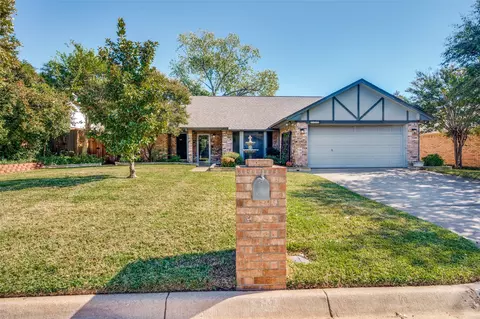 5109 Eagle Nest Dr, Arlington, TX 76017