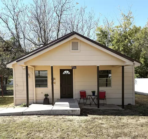 225 College St, Roxton, TX 75477