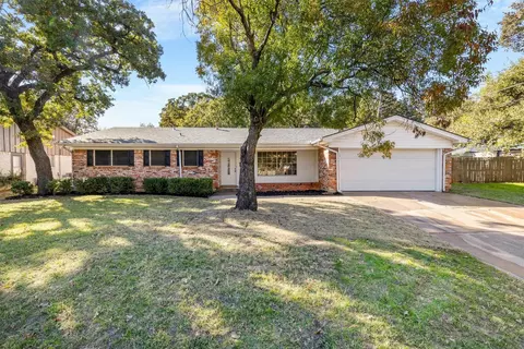 425 Moore Creek Rd, Hurst, TX 76053
