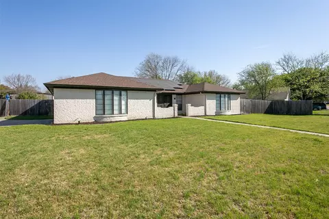 108 Haywood Dr, Benbrook, TX 76126