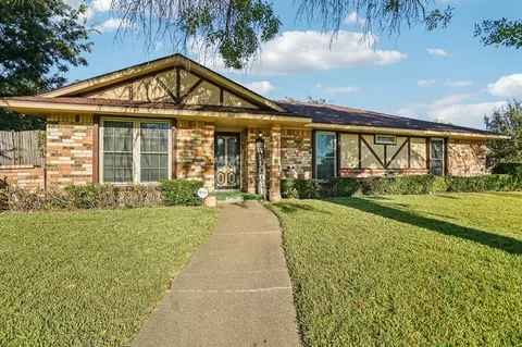1048 Sherod Dr, Desoto, TX 75115