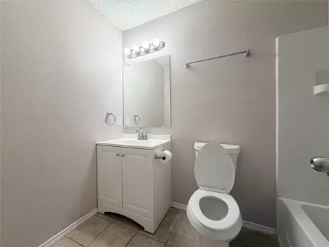 Bath - 1826 Trailview Dr, Terrell, TX 75160 photo 1 of 4