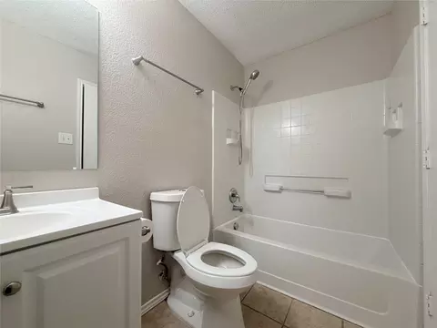 Bath - 1826 Trailview Dr, Terrell, TX 75160 photo 2 of 4