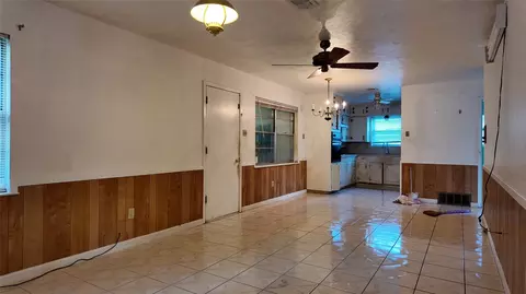 2121 Barbell Ln, Fort Worth, TX 76111