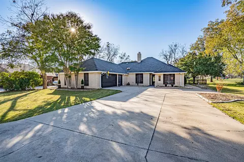 9000 Woodlawn Dr, Granbury, TX 76049