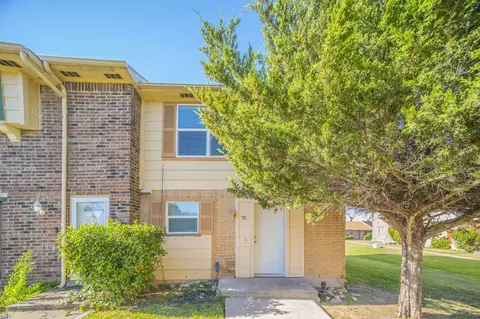 76 E Mountain Creek Dr, Grand Prairie, TX 75052
