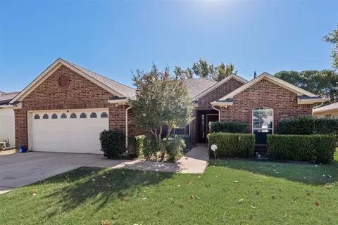 132 Hedgerow Ln, Lewisville, TX 75057