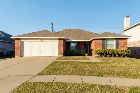 2140 Hacienda Ct, Grand Prairie, TX 75052