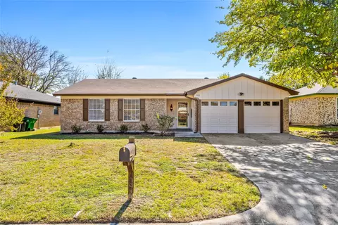 5712 Twin Oaks Dr, Haltom City, TX 76148