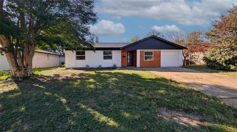 6836 Alma St, Forest Hill, TX 76140