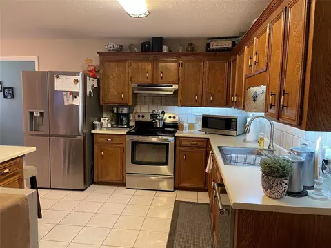 Kitchen - 805 10th St NW, Springhill, LA 71075 photo 2 of 2