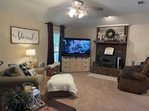 Living - 805 10th St NW, Springhill, LA 71075 photo 1 of 2