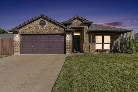 432 Creek Bend Dr, Saginaw, TX 76131