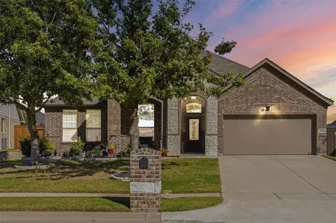 320 Little John Ct, Saginaw, TX 76179