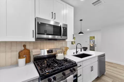 Kitchen - 407 Freestone Dr, Euless, TX 76039 photo 2 of 2