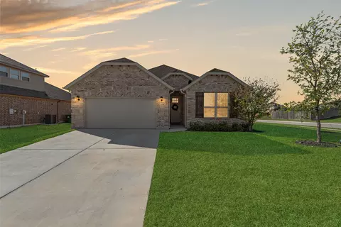 136 Creekside Dr, Sanger, TX 76266 photo 2