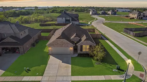 136 Creekside Dr, Sanger, TX 76266